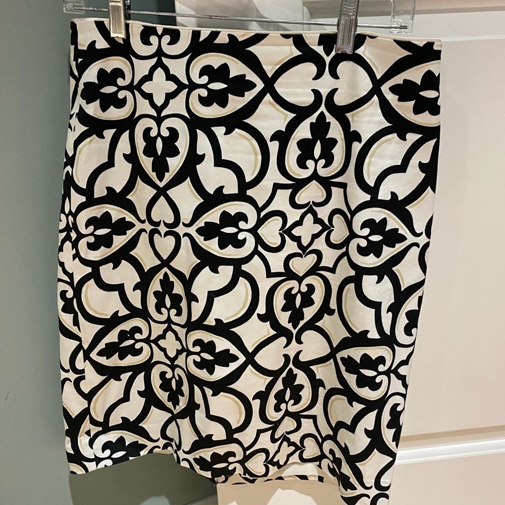 White House Black Market skirt. Size 6.
